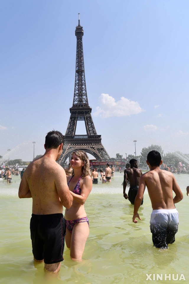 【파리=신화/뉴시스】25일(현지시간) 프랑스 파리 에펠탑 인근 분수에 시민들이 들어가 물놀이를 하며 더위를 식히고 있다. 프랑스 기상청은 프랑스 북부 지역에서 가장 더운 날로 기록된 25일 낮 최고 기온이 40~42도를 기록했으며 수도권 일부 지역은 43도까지 오를 것으로 예보했다. 2019.07.26.