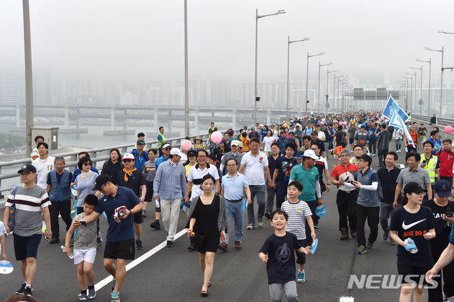  [부산=뉴시스] 허상천 기자 = 지난 7월 27일 오전 오거돈 부산시장을 비롯한 시민들과 관광객 4만여명이 평소 차량들만 통행하던 부산 광안대교 윗길을 활보했다. 2019.07.27.(사진 = 부산시 제공) photo@newsis.com