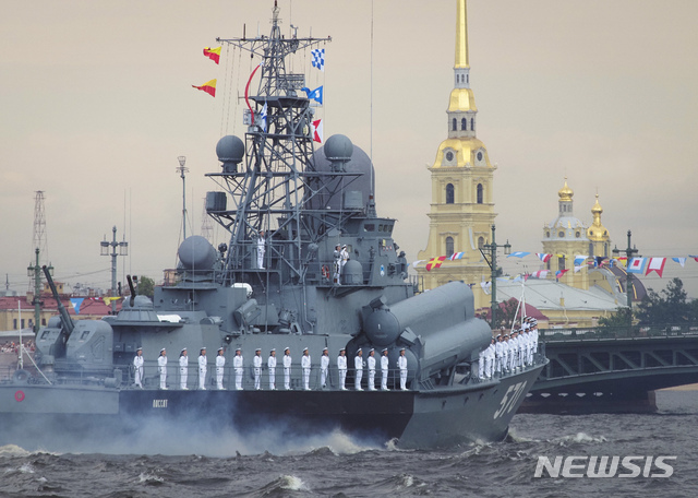 러시아 전함들이 28일 핀란드만으로 빠지는 상트페테르부르크 네바강에서 군사퍼레이들 펼치고 있다  AP 