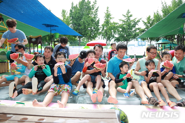 【대구=뉴시스】배소영 기자 = 대구시 서구는 이현동 이현공원에서 제4회 가족사랑 아이스축제를 열었다고 29일 밝혔다. 2019.07.29. (사진=대구시 서구 제공)photo@newsis.com