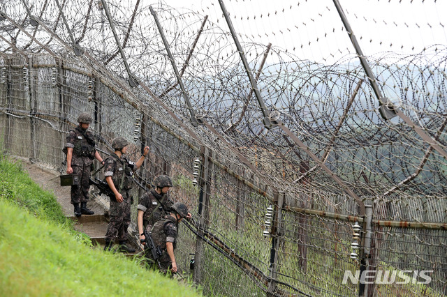 【서울=뉴시스】 중부전선 GOP(일반전초) 철책에서 장병들이 경계작전을 펼치고 있다. (뉴시스DB)