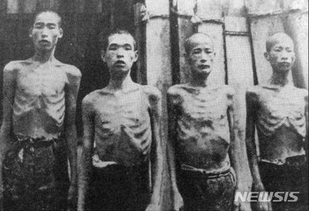 실제 군함도에 강제 징용된 노동자들의 사진. 앙상하게 말라 드러난 갈비뼈가 당시의 영양상태를 드러낸다.
