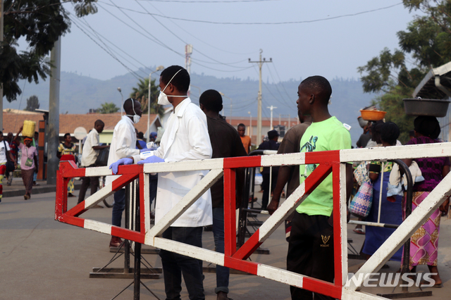 【프와 루르( 콩고)=AP/뉴시스】 콩고의 르완다 국경에서 에볼라 검역을 실시하는 에볼라 방역본부의 의료진들.