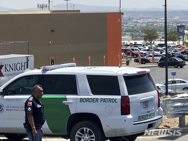【엘패소(미 텍사스주)=AP/뉴시스】미국 텍사스주 엘패소의 쇼핑몰에서 3일(현지시간) 총격 사건이 발생, 20명이 사망하고 26명이 부상했다. 2019.8.4  