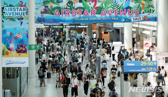 【인천공항=뉴시스】 고범준 기자 = 휴가철을 맞이한 4일 오전 인천공항 제1여객터미널 면세구역에서 해외여행을 떠나는 시민들로 붐비고 있다. 2019.08.04. bjko@newsis.com