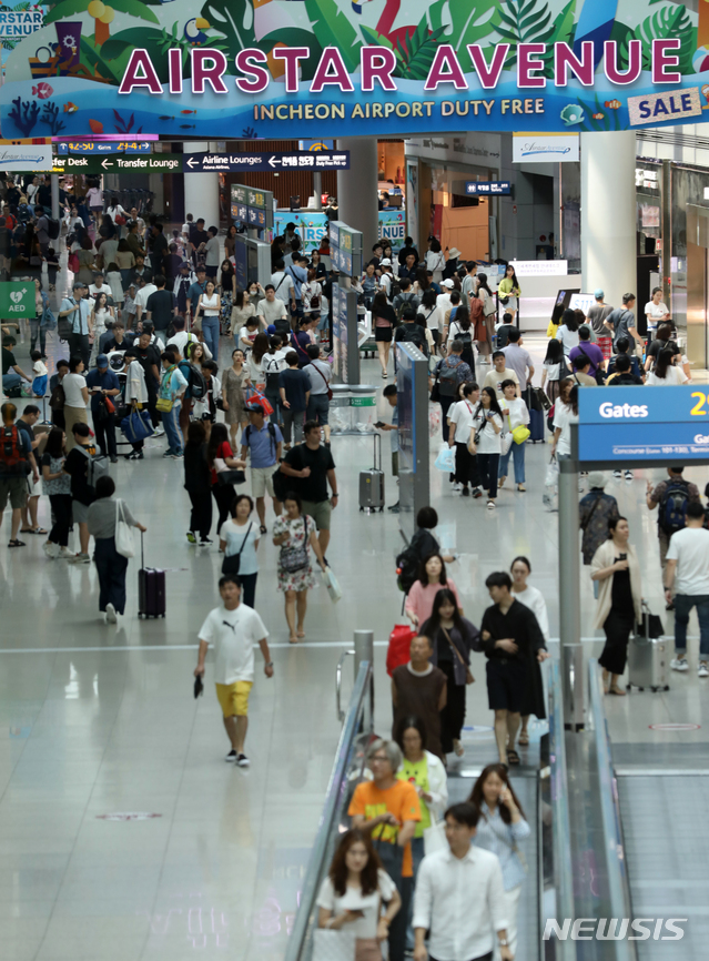 【인천공항=뉴시스】 고범준 기자 = 휴가철을 맞이한 지난 8월4일 오전 인천공항 제1여객터미널 면세구역에서 해외여행을 떠나려는 시민들로 붐비고 있다. 2019.08.04. bjko@newsis.com