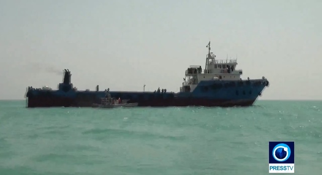 【서울=뉴시스】지난달 31일 이란이 억류한 외국 유조선은 이라크 선박이라고 4일(현지시간) 국영 프레스TV가 보도했다. 사진은 프레스TV가 공개한 선박 억류 당시 동영상 캡처. 2019.08.05.