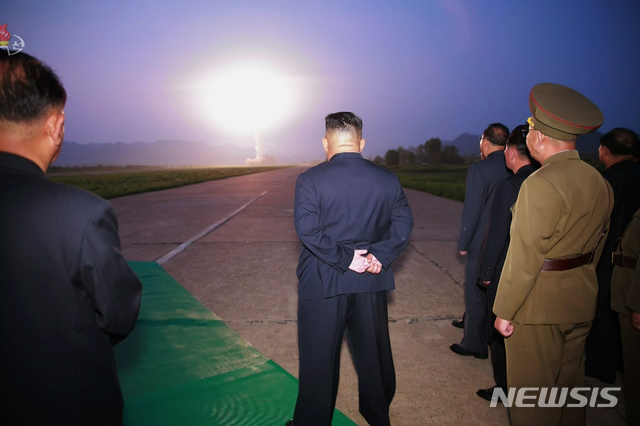 【서울=뉴시스】 김정은 북한 국무위원장이 지난 6일 새벽 '신형전술유도탄 위력시위발사를 참관했다'고 조선중앙TV가 7일 보도하고 있다. 서부작전비행장에서 발사된 전술유도탄 ２발은 수도권지역 상공과 우리 나라 중부내륙지대 상공을 비행하여 조선동해상의 설정된 목표섬을 정밀타격하였다고 보도했다. 2019.08.07. (사진=조선중앙TV 캡쳐) photo@newsis.com