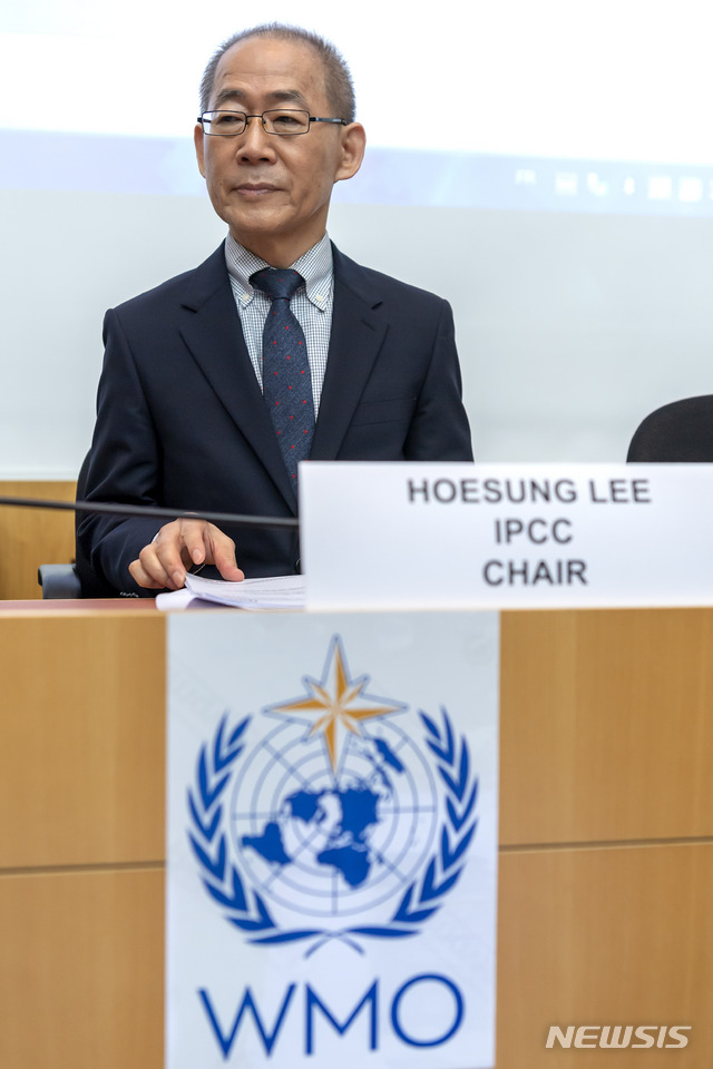 한국의 이회성 의장이 8일 유엔 IPCC 50차 총회에서 채택된 토지와 기후변화에 관한 특별보고서에 관한 기자회견을 하고 있다  AP 