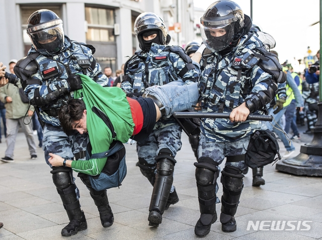 【모스크바=AP/뉴시스】러시아 수도 모스크바에서 10일(현지시간) 공정선거 보장을 요구하며 시위를 벌이던 한 시민이 경찰에 끌려가고 있다. 219.09.08.11