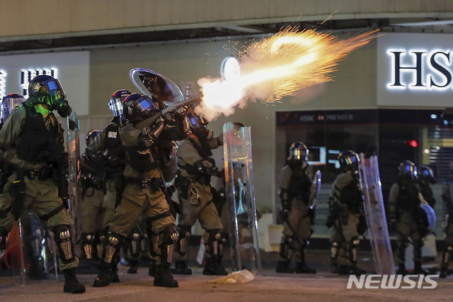 【홍콩=AP/뉴시스】홍콩 경찰이 11일 시위대 강제해산을 위해 최루탄을 발사하고 있다. 2019.08.11