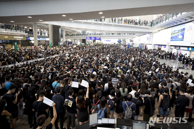 【홍콩=AP/뉴시스】12일(현지시간) 홍콩 국제공항 입국장에 5천여 명의 홍콩 민주화 시위대가 모여 시위를 벌이고 있다. 홍콩 국제공항은 성명을 통해 이번 시위가 공항 운영을 “심각하게 방해했다”고 밝히며 이후 홍콩발 항공편에 대한 모든 탑승 수속 서비스를 중단했다. 2019.08.13.