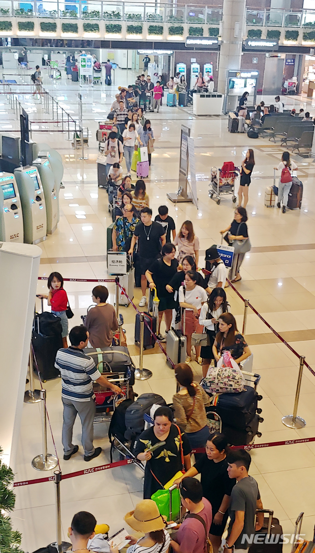 【서울=뉴시스】홍찬선 기자 = 지난 7월25일 오전 김포공항 국제선 출국장 항공사 발권카운터에 중국행 승객들은 몰리는 반면 뒷편 일본행 발권카운터는 다소 한산한 모습을 보이고 있다. 2019.08.13. mania@newsis.com