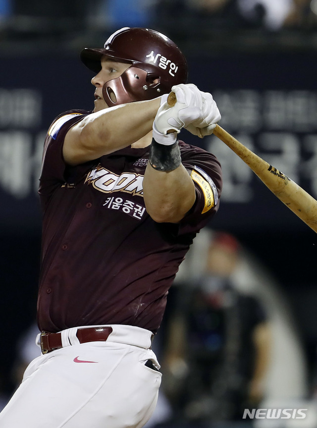 【서울=뉴시스】최동준 기자 = 13일 서울 잠실야구장에서 열린 2019 KBO 리그 키움 히어로즈 대 LG 트위스의 경기, 5회초 1사 2루 상황 키움 샌즈가 2점 홈런을 치고 있다. 2019.08.13.   photocdj@newsis.com