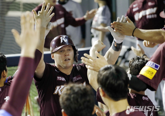 【서울=뉴시스】최동준 기자 = 13일 서울 잠실야구장에서 열린 2019 KBO 리그 키움 히어로즈 대 LG 트위스의 경기, 5회초 1사 2루 상황 키움 샌즈가 2점 홈런을 친 뒤 동료들과 하이파이브 하고 있다. 2019.08.13. photocdj@newsis.com