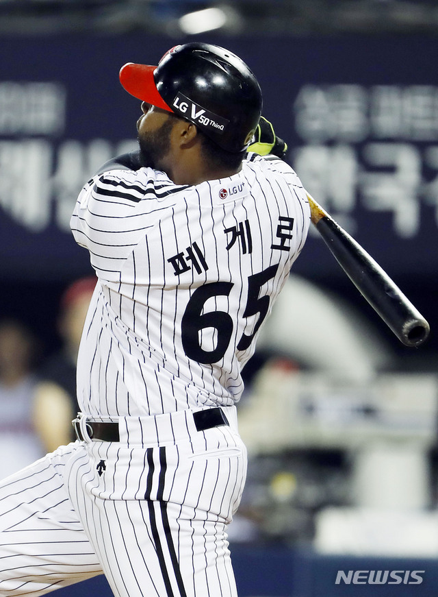 【서울=뉴시스】최동준 기자 = 13일 서울 잠실야구장에서 열린 2019 KBO 리그 키움 히어로즈 대 LG 트위스의 경기, 5회말 2사 만루 상황 LG 페게로가 만루 홈런을 치고 있다. 2019.08.13.   photocdj@newsis.com