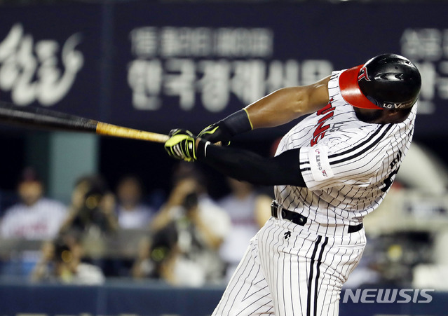 【서울=뉴시스】최동준 기자 = 13일 서울 잠실야구장에서 열린 2019 KBO 리그 키움 히어로즈 대 LG 트위스의 경기, 5회말 2사 만루 상황 LG 페게로가 만루 홈런을 치고 있다. 2019.08.13. photocdj@newsis.com