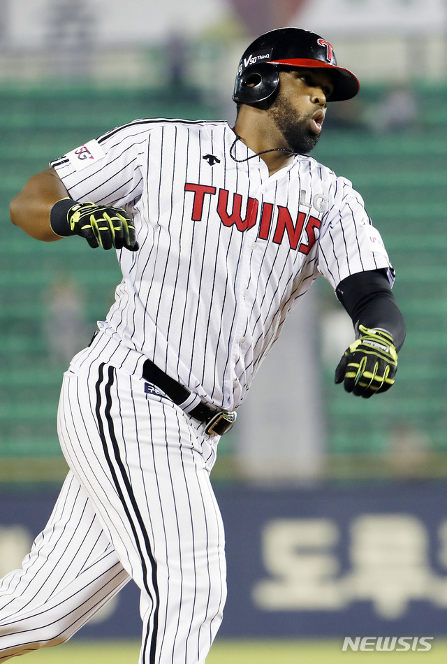 【서울=뉴시스】최동준 기자 = 13일 서울 잠실야구장에서 열린 2019 KBO 리그 키움 히어로즈 대 LG 트위스의 경기, 5회말 2사 만루 상황 LG 페게로가 만루 홈럼을 친 뒤 베이스를 돌고 있다. 2019.08.13.  photocdj@newsis.com