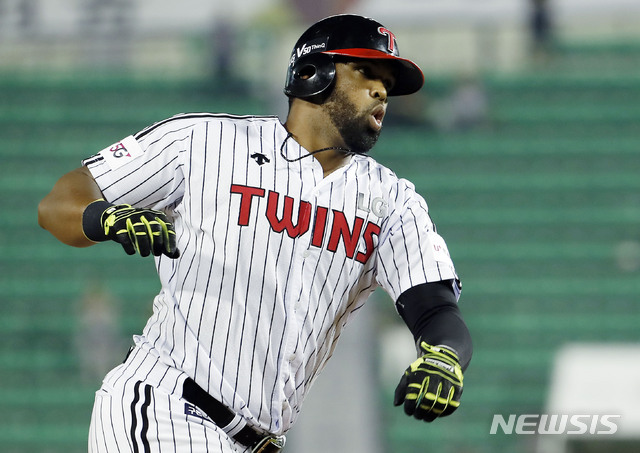 【서울=뉴시스】최동준 기자 = 13일 서울 잠실야구장에서 열린 2019 KBO 리그 키움 히어로즈 대 LG 트위스의 경기, 5회말 2사 만루 상황 LG 페게로가 만루 홈런을 친 뒤 베이스를 돌고 있다. 2019.08.13. photocdj@newsis.com