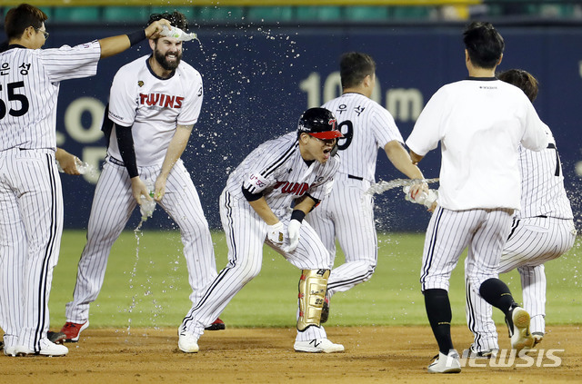 【서울=뉴시스】최동준 기자 = 13일 서울 잠실야구장에서 열린 2019 KBO 리그 키움 히어로즈 대 LG 트위스의 경기, 9회말 1사 2루 상황 김민성이 끝내기 안타를 친 뒤 동료들에게 물세레를 받고 있다. 2019.08.13.   photocdj@newsis.com