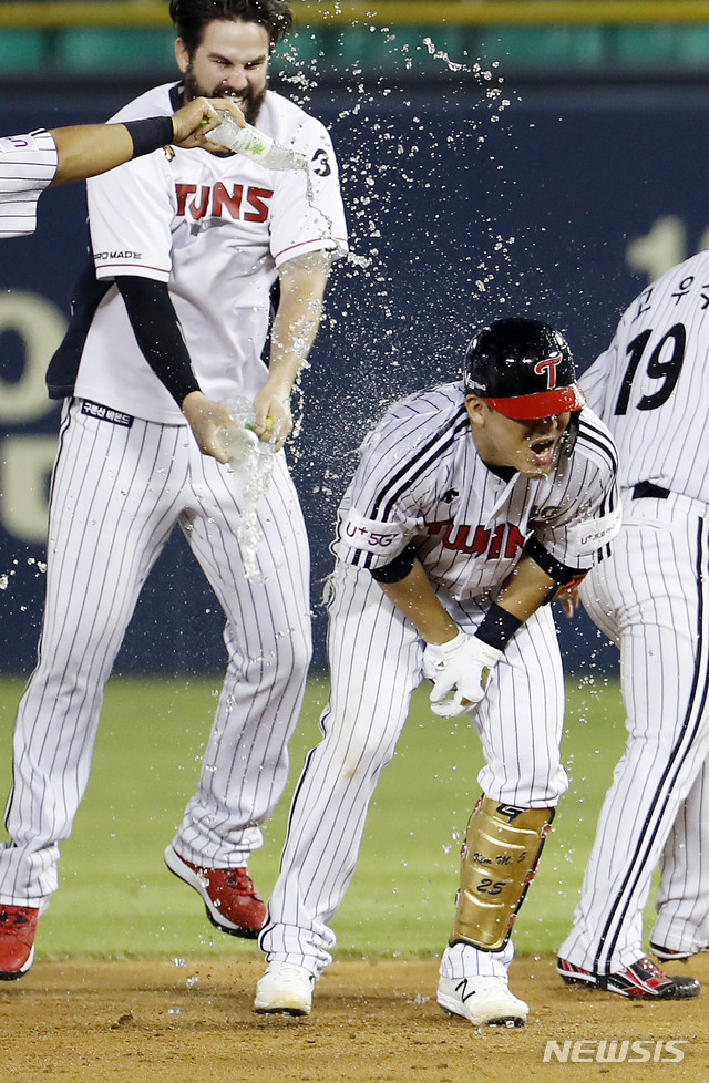 【서울=뉴시스】최동준 기자 = 13일 서울 잠실야구장에서 열린 2019 KBO 리그 키움 히어로즈 대 LG 트위스의 경기, 9회말 1사 2루 상황 김민성이 끝내기 안타를 친 뒤 동료들에게 물세레를 받고 있다. 2019.08.13.   photocdj@newsis.com