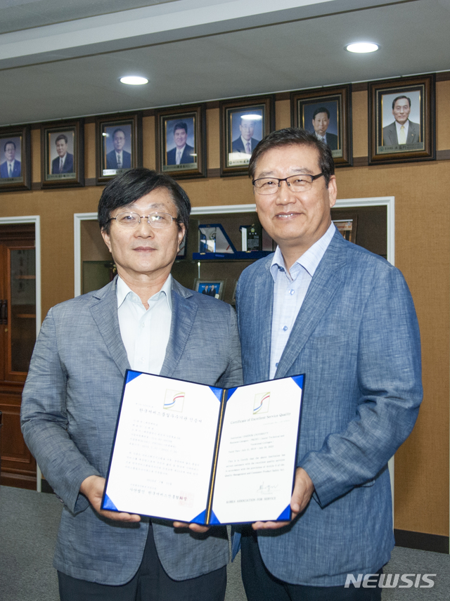 【대전=뉴시스】 대덕대 김태봉(오른쪽) 총장이 한국서비스품질 우수기관인증을 받고 기념촬영을 하고 있다.(사진=대덕대 제공)