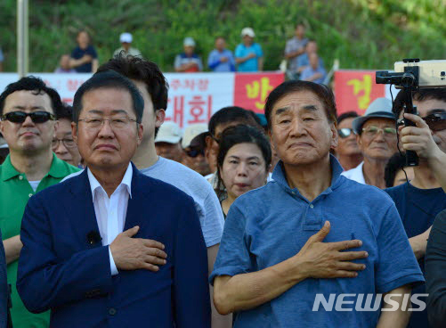 【함안·창녕=뉴시스】김기진=14일 오후 홍준표(왼쪽) 전 자유한국당 대표가 이재오 자유한국당 상임고문과 함께 경남 함안·창녕보 철거 반대집회에 참석해 국기에 대한 경례를 하고 있다. 2019.08.14.  sky@newsis.com