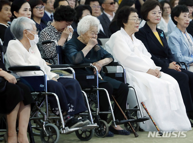 【서울=뉴시스】14일 서울 용산구 백범김구기념관에서 열린 2019년 일본군 위안부 피해자 기림의날 행사에서 김경애(왼쪽부터), 이옥선, 이용수 할머니, 진선미 여성가족부장관을 비롯한 참석자들이 배우 한지민의 위안부 피해자였던 어머니에 대한 유족의 마음이 담긴 편지 대독을 바라보고 있다. 2019.08.14. 