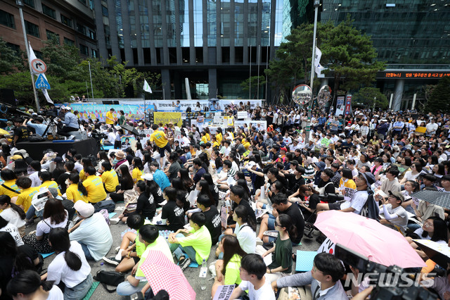 【서울=뉴시스】김선웅 기자 = 일본군 '위안부' 피해자 기림의 날인 14일 오후 서울 종로구 옛 일본대사관 앞에서 1400회 일본군 성노예제 문제해결을 위한 수요시위가 열리고 있다. 2019.08.14. mangusta@newsis.com