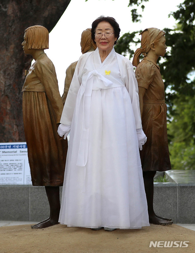 【서울=뉴시스】추상철 기자 =일본군 위안부 피해자 기림의 날 기념식 및 서울 기림비 제막식이 열린 14일 오후 서울 용산구 남산 회현자락 옛 조선신궁터(서울교육청교육연구정보원 마당) 앞에서 위안부 피해 이용수 할머니가 기림비 제막후 기념촬영을 하고 있다. 2019.08.14.  scchoo@newsis.com