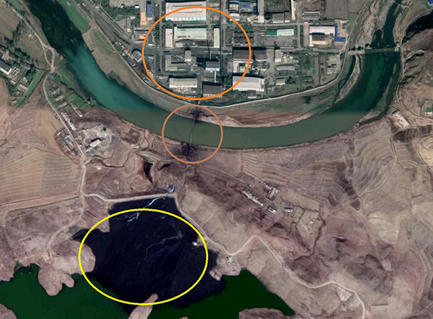 제이컵 보글이 공개한 북한 평산 우라늄 정련 공장 위성사진. 가운데 주황색 원이 공장에서 나와 강을 가로지르는 파이프로 보인다. 