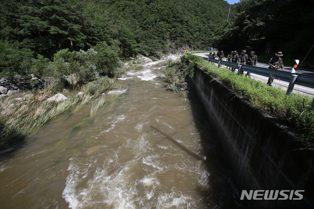 【강릉=뉴시스】김경목 기자 = 16일 오전 육군 제23보병사단 수색대가 강원 강릉시 왕산면 왕산리 계곡에서 전날 오후 9시께 급류에 휩쓸려 실종된 나모(37)씨를 찾고 있다. 나씨의 어머니 조모(61)씨는 16일 오전 7시30분께 자신이 운영하는 왕산리 펜션에서 2㎞ 가량 떨어진 곳에서 숨진 채 발견됐다. 2019.08.16. photo31＠newsis.com