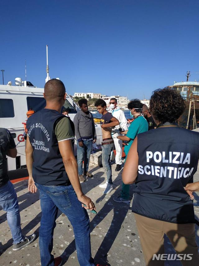 【람페두사섬(이탈리아)=AP/뉴시스】이탈리아 시칠리 람페두사섬에 17일 스페인 구호단체에 구출된 미성년 난민들이 하선하고 있다. 마테오 살비니 이탈리아 부총리는 이날 상륙 거부에 대한 비난이 거세지자 미성년자에 한해 27명의 상륙을 허가했다. 2019.8.8