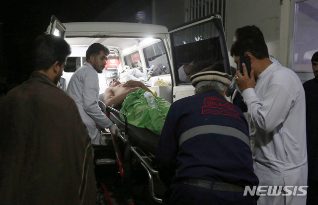 【카불=AP/뉴시스】17일 밤(이하 현지시간) 아프가니스탄 수도 카불의 두바이시티 예식장에서 자살폭탄 테러가 일어나 18일 새벽 한 부상 남성이 병원으로 실려가고 있다. 아프간의 한 관리는 이 폭발로 수십 명의 사상자가 발생했다고 밝혔으며 당시 예식장에는 1000여 명의 하객 등이 있었던 것으로 전해졌다. 2019.08.18.