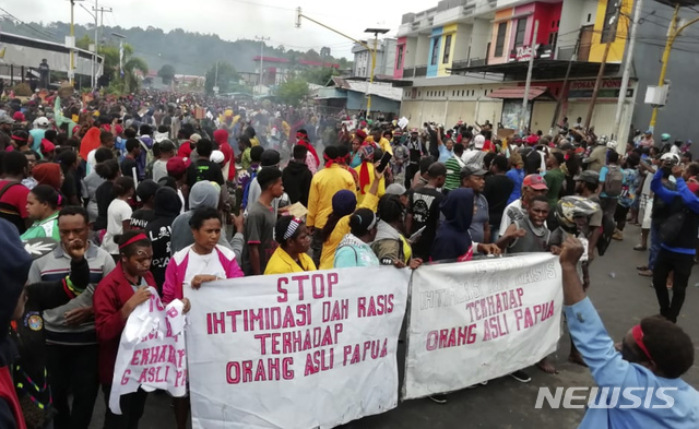 19일 인도네시아 동쪽 끝섬의 서파푸아 주도에서 파푸아 유학생인에 대한 다른 섬 주민 및 경찰의 차별과 모욕에 항의하는 시위가 펼쳐졌다  AP 