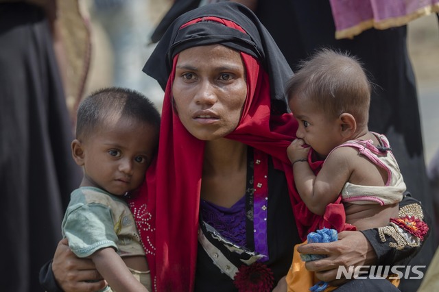 [쿠투팔롱=AP/뉴시스] 사진은 2017년 10월22일 세계 최대 규모의 난민촌인 방글라데시 쿠투팔롱에서 로힝야 무슬림 여성이 두 아이를 안고 있는 모습. 2020.01.21