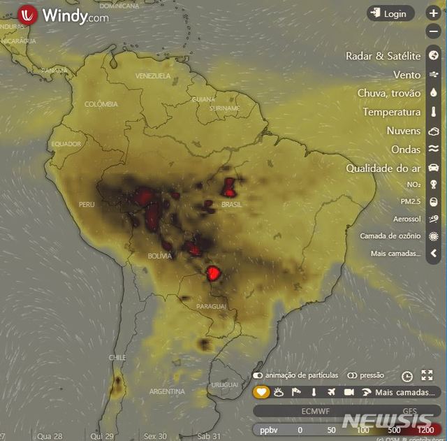 【서울=뉴시스】 22일 브라질의 대기질을 확인할 수 있는 위성사진. 아마존 열대우림이 위치한 브라질 북부와 볼리비아 국경 지대의 상공이 계속된 화재로 인해 상당히 오염된 모습이다. (사진=Windy.com 캡처) 2109.8.22.