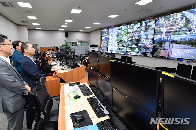 【수원=뉴시스】김경호 기자= 조무영(맨 앞쪽) 수원시 제2부시장이 수원시도시안전통합센터 CCTV 상황실을 둘러보고 있다. 