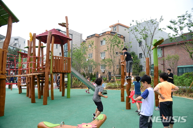 【서울=뉴시스】 지난 6월 까치산 마을공원 놀이시설에서 어린이들이 즐겁게 놀고 있다. 2019.08.23. (사진=동작구 제공)