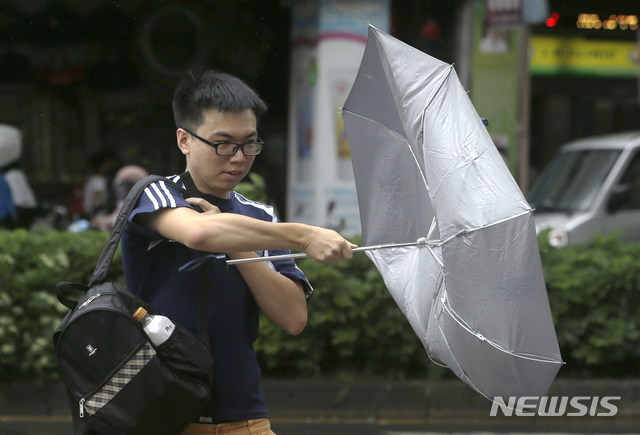 출근길 우산 필수…시간당 50㎜ 강한 비