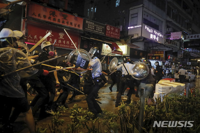 【홍콩=AP/뉴시스】12주째 홍콩에서 반 중국 시위가 이어지는 가운데 25일 오후 시위대와 경찰이 충돌하고 있다. 2019.08.25.
