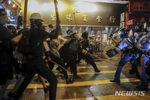 【홍콩=AP/뉴시스】12주째 홍콩에서 반 중국 시위가 이어지는 가운데 25일 오후 시위대와 경찰이 충돌하고 있다. 2019.08.25. 