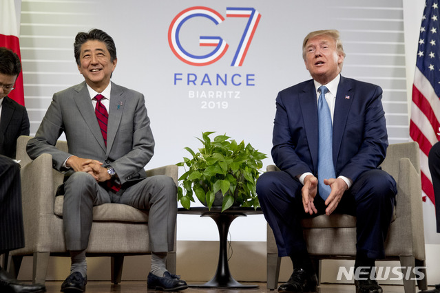 【비아리츠=AP/뉴시스】도널드 트럼프 미국 대통령(오른쪽)과 아베 신조 일본 총리(왼쪽)이 25일(현지시간) 프랑스 비아리츠에서 열린 주요 7개국(G7) 정상회의에서 만난 뒤 기자회견을 열고 미일 무역협정의 원칙에 합의했다고 말하고 있다. 2019.08.26. 
