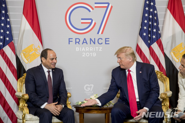 【비아리츠=AP/뉴시스】 도널드 트럼프(오른쪽) 미국 대통령과 압델 파타 엘시시 이집트 대통령이 지난달 26일 프랑스 비아리츠에서 열린 주요 7개국(G7) 정상회의에서 양자 회담을 진행 중이다. 13일(현지시간) 월스트리트저널(WSJ)은 이날 트럼프 대통령이 엘시시 대통령을 기다리며 "제일 좋아하는 독재자는 어디 있냐"고 말했다고 보도했다. 2019.9.14.