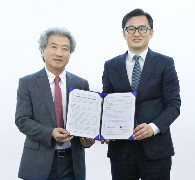 임재원 국립국악원장(왼쪽), 이현웅 한국문화정보원장