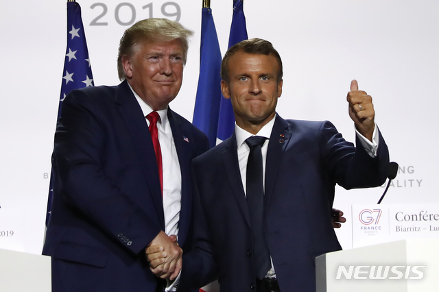 【비아리츠=AP/뉴시스】도널드 트럼프 미국 대통령(왼쪽)과 에마뉘엘 마크롱 프랑스 대통령이 8월26일(현지시간) 프랑스 비아리츠에서 주요7개국(G7) 정상회담을 마친 후 공동기자회견을 끝내며 악수하고 있다. 2019.12.03.