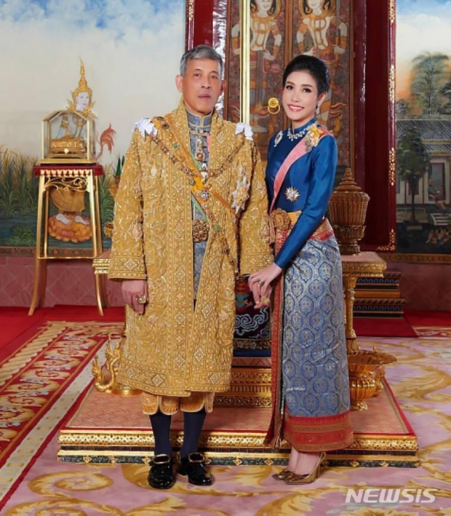 【방콕=태국왕실.AP/뉴시스】태국 왕실이 마하 와찌랄롱꼰 국왕(라마 10세)의 배우자 시니낫 웡와치라파크디의 일상을 담은 사진을 이례적으로 홈페이지에 26일 공개했다.와찌랄롱꼰 국장은 지난 5월 즉위 및 수티다 왕비와의 재혼 2달만인 7월에 시니낫웡와치라파크디에게 후궁격인 '왕의 배우자'란 호칭을 부여했다.  촬영 날짜가 공개되지 않은 이 사진은 전통의상을 입고 사진을 찍고 있는 라마 10세와 웡와치라파크디. 2019.10.22