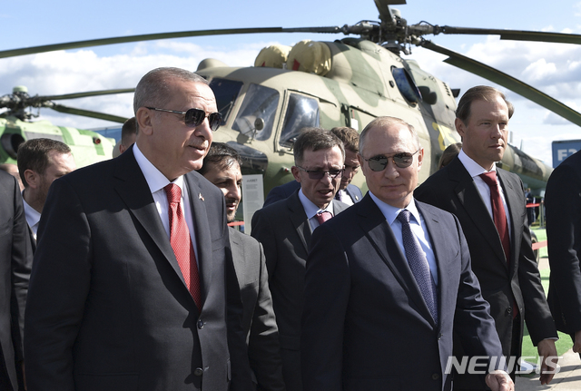 【주콥스키=AP/뉴시스】 8월27일 레제프 타이이프 에르도안(왼쪽) 터키 대통령과 블라디미르 푸틴(가운데) 러시아 대통령이 모스크바 외곽 주콥스키에서 열린 MAKS-2019 에어쇼에서 만나 이야기를 나누고 있다. 당시 에르도안 대통령은 "미국의 F-35 대신 러시아의 Su-35와 SU-57 전투기를 구매하는 방법도 배제하지 않겠다"며 가능성을 열어놨다. 5일(현지시간) 에르도안 대통령은 "우리가 결정을 내리면 (러시아제 전투기를) 살 것이다"며 미국의 눈치를 보지 않겠다고 밝혔다. 2019.11.06.
