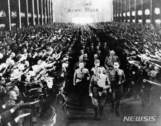  1935년 9월 히틀러의 나치당 전당대회 당시 양쪽에서 손을 높이들고 나치식 인사를 하며 "하일 히틀러"를 연호하는 독일 군대. (AP자료사진 )