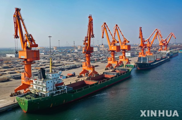 [스자좡((중 허베이성)=신화/뉴시스]중국 허베이성 원펑 자유무역항에 화물선들이 정박해 있다. 2020.1.14